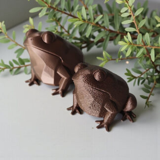 Skulptur #43 – Low-Poly-Frosch, 3D gedruckt (250 × 223 × 185 mm)