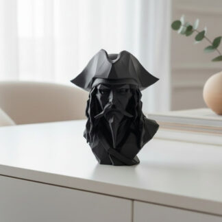 Skulptur #56 – Low-Poly Karibische Piratenbüste, 3D gedruckt (111 x 102 x 122 mm)