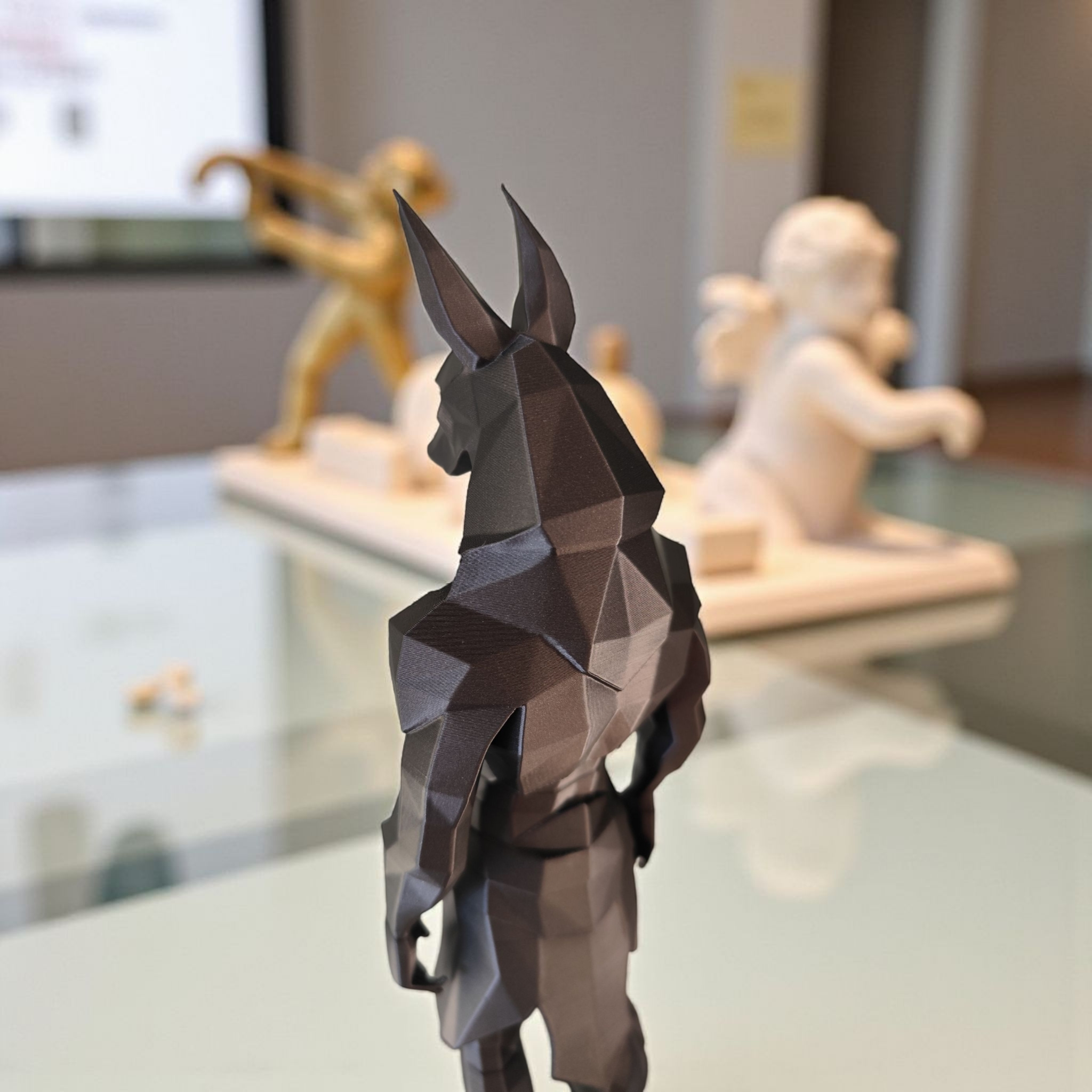 Sculpture #38 – Minimalistische Low-Poly-Anubis-Statue, 3D gedruckt (29 x 29 x 83 mm) – Bild 2