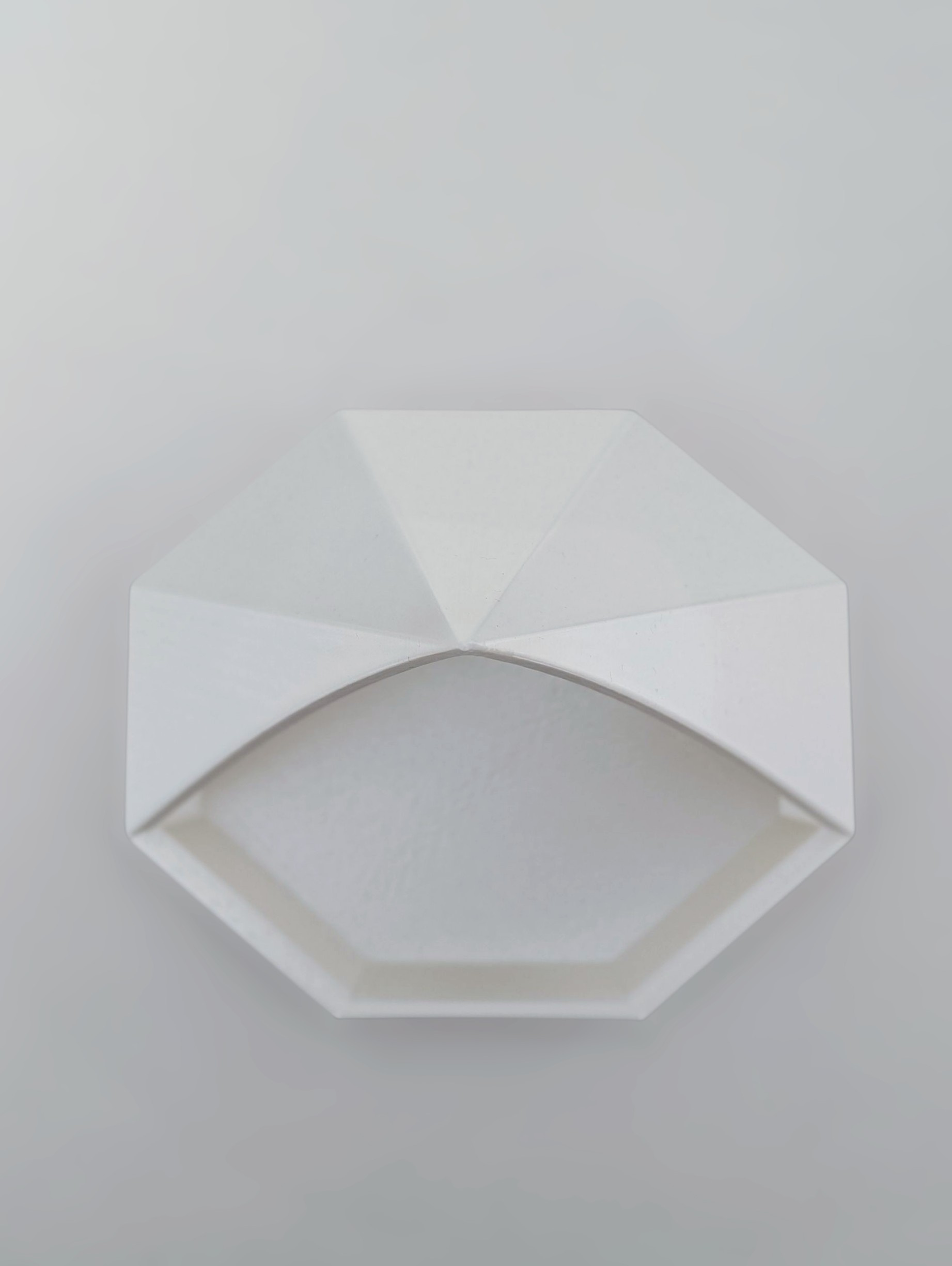 Pyramidal Tray – Große geometrische Schale 150 x 127 x 156 mm (3D gedruckt) Pyramidal Tray – Große geometrische Schale 150 x 127 x 156 mm (3D gedruckt)